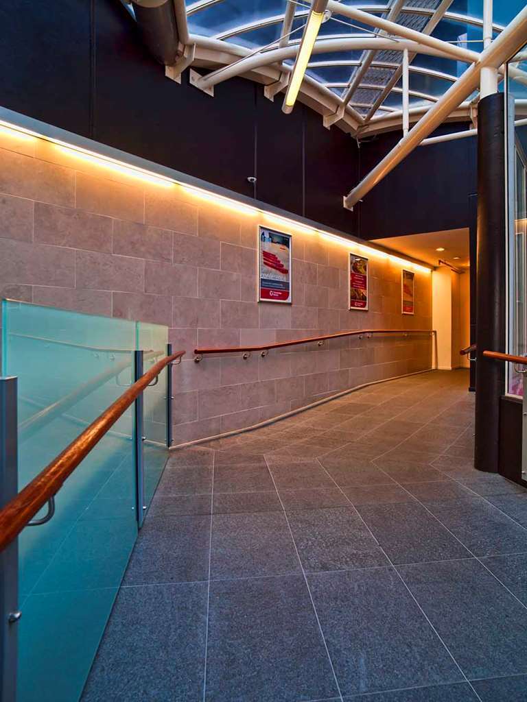 Travelodge Hotel Веллингтон Экстерьер фото